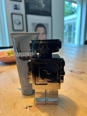 Paco Rabanne Phantom parfym & Invictus - Paco Rabanne Elexir är en väldigt bra parfym. Den luktar bättre och starkare än de andra robot liknande parfymerna och funkar fint nu på sommaren då den är frisk och god. Du får även med Invictus Shampoo helt gratis samt boxen till det som jag la tillbaka i plasten och satte lite ful täjp över. Priset är absolut inte fast, var inte rädda att lägga prisförslag! 