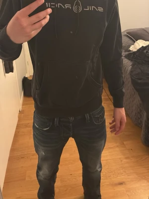 Hoodie från Sail Racing - Säljer en svart hoodie från sail racing i mycket bra skick! Storlek är M.