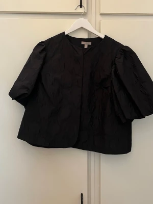 Blus - Säljer denna super snygga blusen ifrån HM i storlek L. Bra skick💖