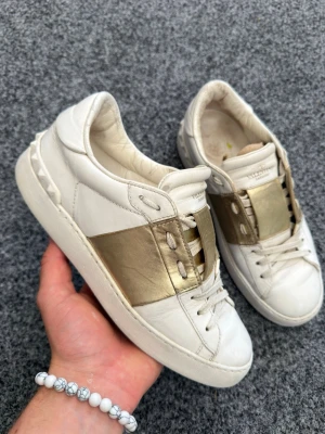 Valentino open guld 38 - Säljer dessa sjukt snygga valentino open skor | perfekta för sommaren | size 38 | Skick 7,5/10 | nypris 7200kr | Hör av dig vid intresse! 🤩