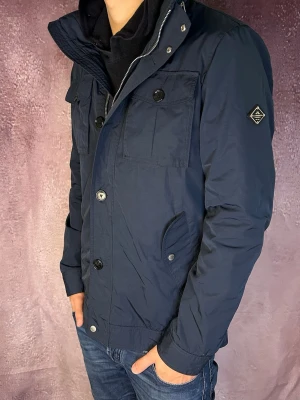 J.lindeberg field jacket bailey - Mycket fint skick | Size L (modellen är 188 cm 74 kg) | fraktar spårbart inom 24 timmar | för att köpa klicka ”köp nu” | vid frågor eller funderingar skriv ett meddelande | följare får bättre rabatter🙌