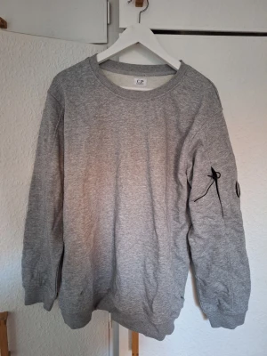 Grå sweatshirt - Grå sweat cp kompani storlek L. Oanvänd