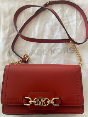 Michael kors - Äkta!! Jättefin väska aldrig använd, finns jättemycket fack till mynt/kort så detta är en perfekt väska för en utekväll❤️