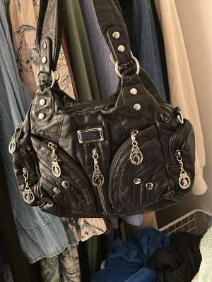 Y2k väska med fina detaljer  - Har använt väskan bara några gånger, har bestämt mig för att sälja de eftersom är intresserad nu av en annan väska ❤️💕🤗