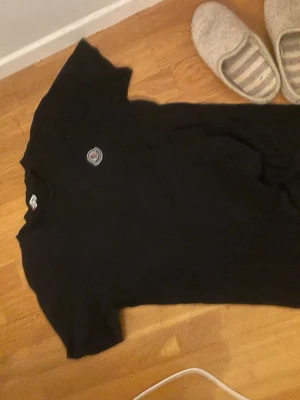 Moncler t shorr - Säljer mitt ex tröja då han var otrogen, inga defekter alls. Märket är moncler. Ser bra ut på tjejer också men jag kommer inte ha de så säljer den för billigt pris!😁 storleken är XL men sitter mer som M-L skulle jag säga