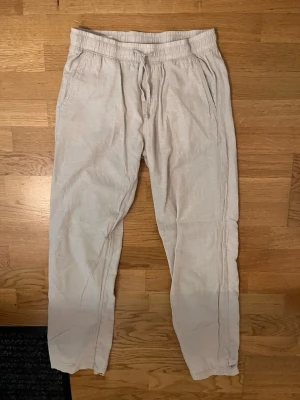 Linnebyxor beige  - Snygga linnebyxor från Jack n Jones. Storlek S. Relaxed fit. Använda fåtal gånger. Beiga. Kontakta för intresse🙌🏼