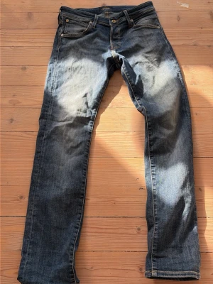Jeans slim fit Jack & Jones - Snygga slim fit Glenn modell från Jack & Jones med snygg tvätt. Storlek 29/30