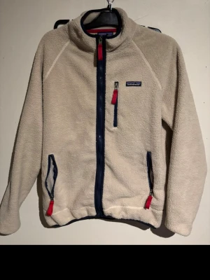 Patagonia fleece  - Säljer denna fleece som har blivit lite mindre när jag tvätta den, skulle säga att de är en stlr M nu.