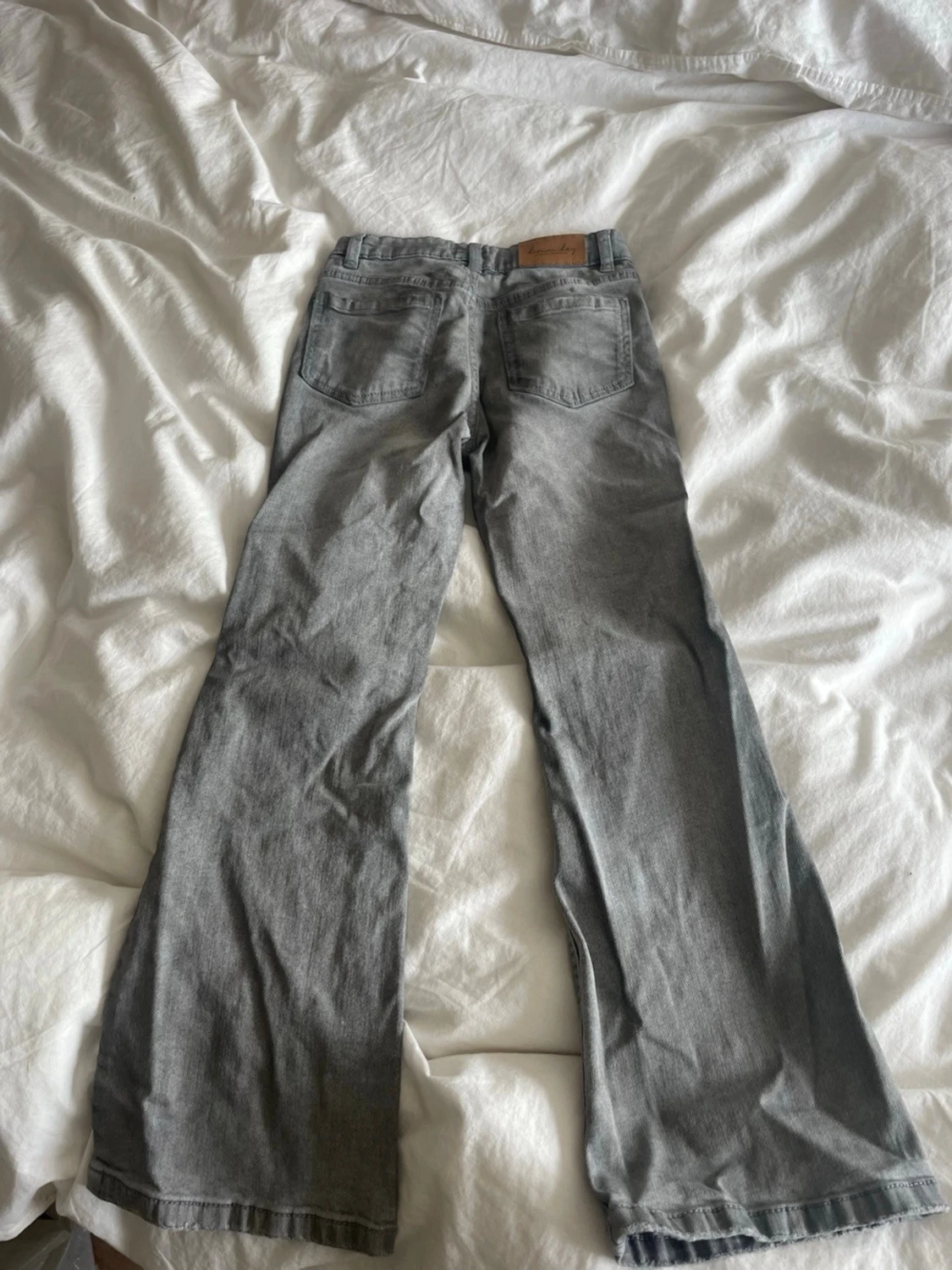 Grå bootcut jeans med utsvängda ben - 1