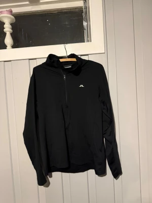 J Lindeberg  - Hej! Säljer en j Lindeberg golf tröja i storlek L nypris 1200  mitt pris: 499