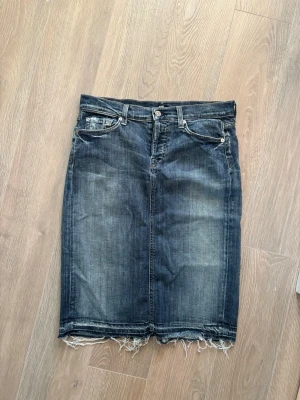 Mörk jeanskjol med fransig kant - Säljer en längre mörkblå jeanskjol ifrån 7 For All Mankind. Pris kan diskuteras.🤍