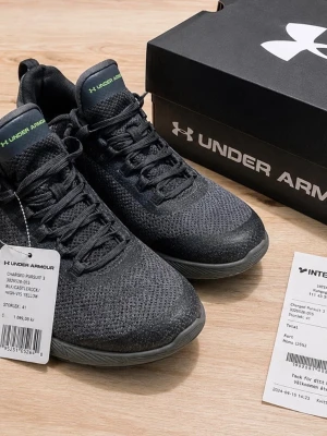 Under Armour Charged Pursuit 3 sneakers - Snygga och sportiga Charged Pursuit 3 sneakers från Under Armour i svart meshmaterial med grå sula och gröna logodetaljer på plösen. Skorna har klassisk snörning och låg profil som passar perfekt till streetwear och träning.