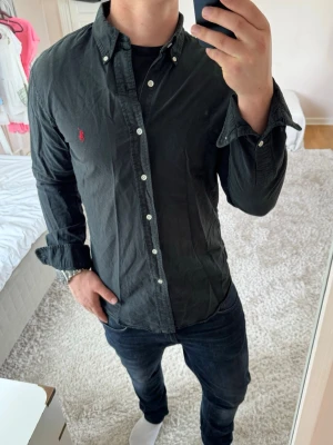 Ralph Lauren skjorta slim fit  - Ralph Lauren | skick 9/10 | Storlek M | Pris - 499kr | Modellen är ca 180cm lång | Hör av dig vid minsta fråga eller fundering!!