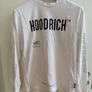 Långärmad Hoodrich t-shirt - Vit långärmad t-shirt från HOODRICH med tryck både fram och bak samt på ena ärmen. Storlek M och tidigare köpt från JD. 