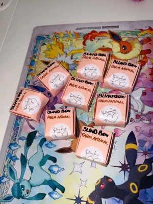 1 st blindbox farm animal nr 6 - ”OBS du kommer bara få en blindbox av denna annons”   Här har ni chansen att öppna en blindbox och få dessa söta bondgårdsdjuren som även är nyckelringar och har en berlock där det står ”mad with love”   Du har chans att få en av följande katt, får, hund, ko, gris, kyckling, kanin eller en secret som är ett rengbågs får🐑 Som sagt om du vill ha fler blinboxes måste du köpa fler annonser eftersom du bara får EN av denna annonsen🩷