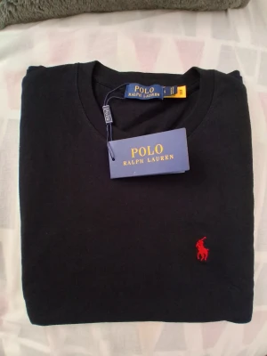 Polo Ralph Lauren T-shirt  - Helt ny Polo Ralph Lauren T-shirt för endast 399kr men tag och allt. Har ni funderingar skriv till mig.