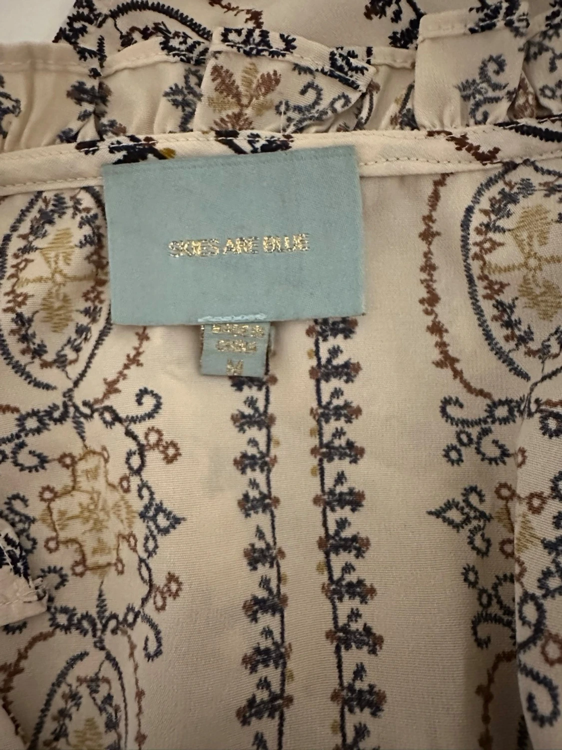Mönstrad beige blus med knytband - 2