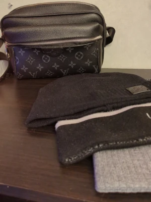 Outdoor messenger bag  - Jättefin väska, inga defekter. Säljs för jag bara haft den liggandes i garderoben 
