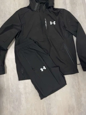 Under Armour - Riktigt bra och fint set/tracksuit 
