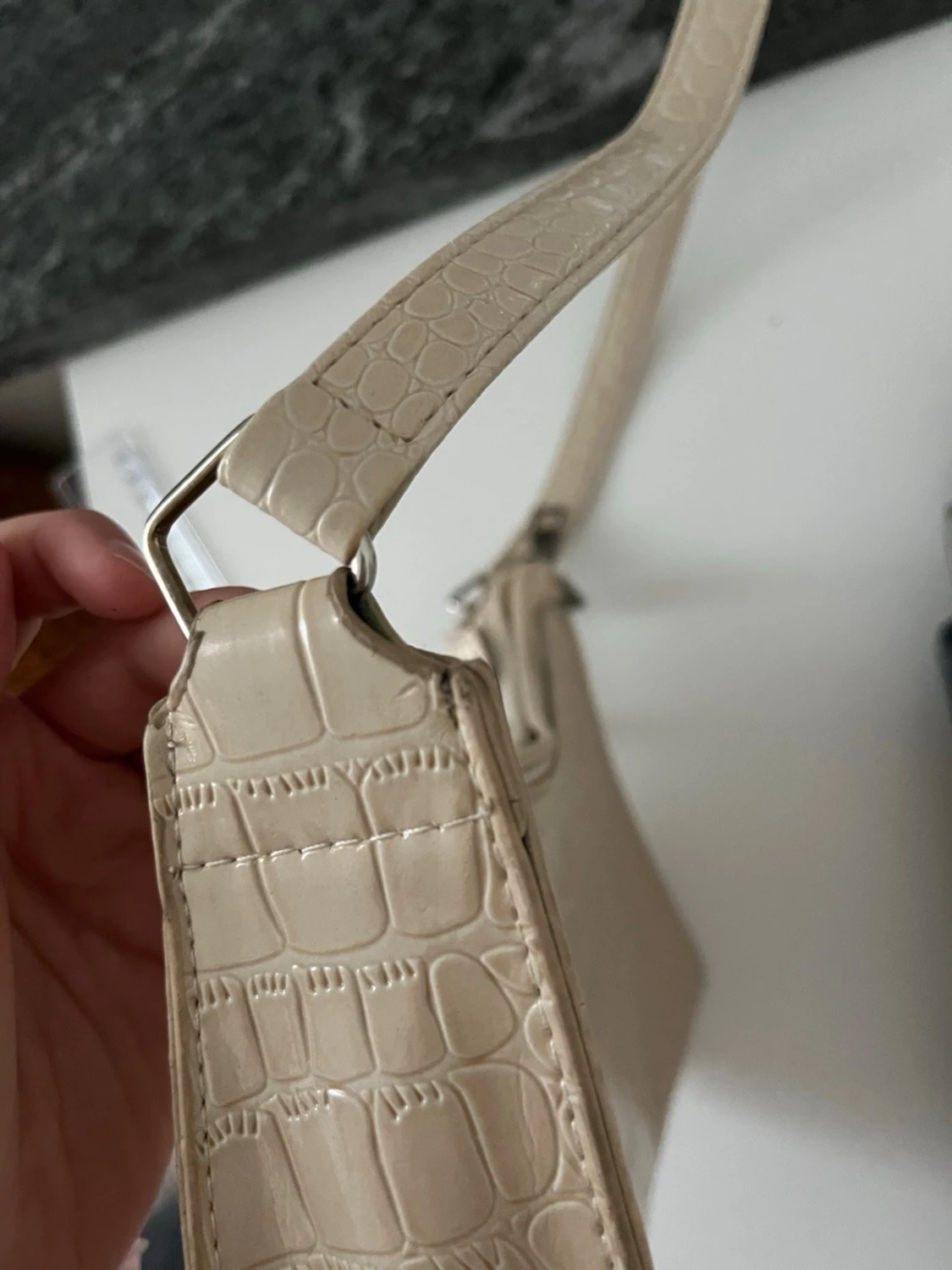 Beige axelväska med kedjedetalj - 3