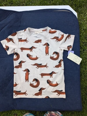 NY tshirt strl 122/128, hundar taxar  - Fräck tröja med fina hundar.  