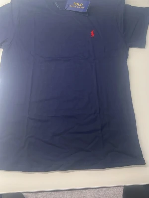 Polo T-shirt  - Säljer en helt ny blå polo T-shirt 