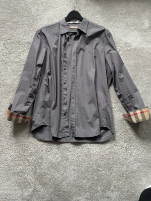 Burberry skjorta  - Burberry skjorta // Storlek XL sitter som L // Knappt använd // nypris 5000 mitt endast 700🍾// Inget kvitto därav lägre pris🤩// Hör av er vid minsta fundering🤝🏻