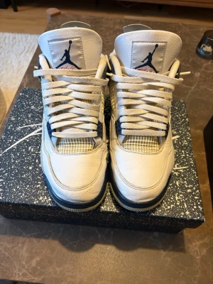 Jordan 4 midnight navy - Kvitto finns Box finns  Köpta på GOAT 2023 och har inte använts dem senaste 2-3 åren. Finns det frågor eller man vill ha ”mail kvitto” är det bara att skriva.