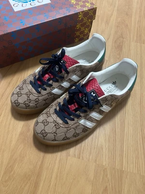 Gucci gazelle  - Gucci skor använda ett par gånger men ser precis ut som nya inga skador eller skavanker storlek 45 