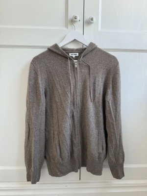 Cashmere hoodie från Soft Goat - Mysig cashmere hoodie från Soft Goat. Tröjan har dragkedja framtill, två fickor och justerbar huva med snören. Ribbstickade muddar vid ärmslut. Extremt sällsynt då denna modell eller färg inte säljs längre.