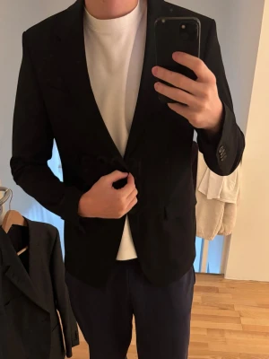 Svart Kavaj  - Stilren svart kavaj som är köpt secondhand därav inget märke som syns i kavajen då den är äldre men toppskick. Vet dessvärre inte märket men den är grymt fin och så gott som nyskick utan tags. Först till kvarn.