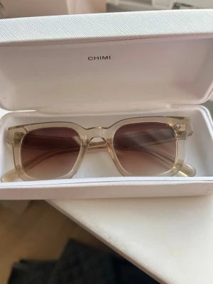 Beiga chimis i modellen 04 - jätte fina solglasögon från chimi i modellen 04,några repor men inget man tänker på!!