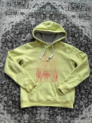 Vintage Palm Tree Surf Hoodie - Tjena! Säljer denna sjukt snygga vintage palm tree surf hoodien i storlek S/M i snygg gul färg! Bra skick inga defekter! Skriv för mer info!