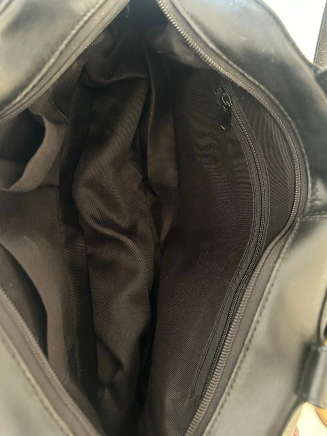 Svart handväska med fickor - 1