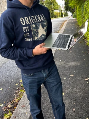 Marinblå SCNDI hoodie ORIGINAL FIT - Snygg marinblå hoodie från SCNDI med tryck framtill, utan snören 