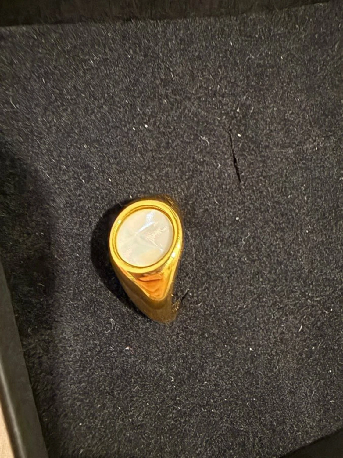 Guldplaterad ring med pärlemordetalj  - 1