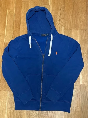 Polo Ralph lauren hoodie  - Säljer en Fet Ralph lauren zip hoodie som passar perfekt till vintern❄️, eller bara att ha i skolan/hemma🤩🤩. Storlek S passar M också.  Tveka inte med att ställa frågor Fraktar snabbt😍📦📦 Köpt är köpt👈👈 
