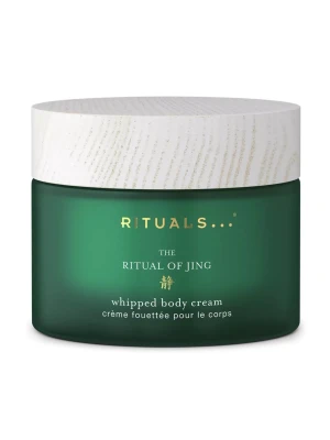 Ny! Rituals The Ritual of Jing Body Cream - Helt ny! Lyxig whipped body cream från Rituals i serien The Ritual of Jing. Kommer i en mörkgrön burk med vit lock och guldtext. Innehåller lotusblomma och jujube för återfuktande effekt upp till 48 timmar. Perfekt för dig som vill ha mjuk och återfuktad hud. Finns ett litet veck på kartongens ens hörn, vill nämna det även om det inte är direkt störande. (Syns på ena bilden) full size 220ml, nypris 299:-
