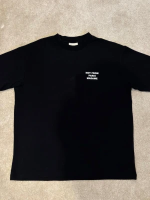 Dróle de monsieur - Not from Paris madame T-shirt  - Svart T-shirt ifrån Dróle de monsieur med det populära trycket not from Paris madame. Storlek M, använd legit 2 gånger, köpt på miinto för 1200kr nypris! Mitt pris 800kr hugget i sten. Är flexibel vid bundle!