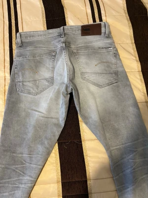Ljusgrå  G-Star RAW 3301 jeans - säljer mina riktig snygga g star jeans skicket är väldigt bra och har använt byxorna 3-4 gånger priset kan diskuteras 
