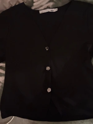 Svart topp - Svart topp från lager 157, aldrig använd bara borttagen prislapp. 🌸Har S passar mig även fast de är en M