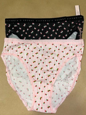 NY! Victoria’s Secret trosor med jordgubbsmönster - NY med prislapp. Slutsålda sköna bomullstrosor med jordgubbar från VS. Säljes billigare eftersom det inte är min storlek. 