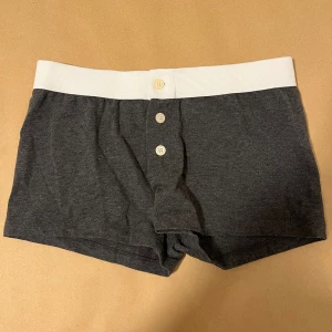 Brandy Melville Boyshorts - Nya utan prislapp! Drog bort prislappen innan jag insåg att den inte passar mig. ”Onesize” men passar xs/s. Nypris: 165:-