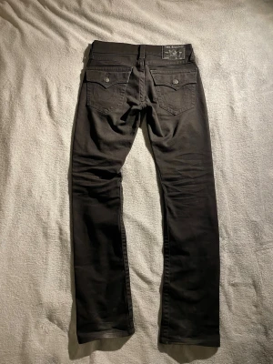 True religion Jeans  - Tjena! Jag säljer ett par riktigt schyssta true religion byxor i modellen Ricky/straight 👌 fint skick och härlig passform 🙌 skicka gärna ett meddelande vid fundering 