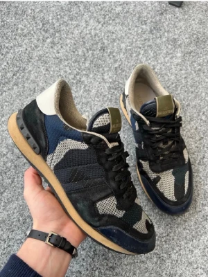 Valentino rockrunners 43 - Tjena! Säljer dessa supersnygga valentino rockrunners i size 43! Skick 7:10 fint skick(exakt som bilderna) men defekt framme på ena tån.  nypris 7000kr mitt pris endast 1599+ fri frakt 📦! Kan gå ner i pris vid snabb affär! Hör av dig vid minsta fundering 🤩