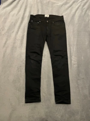 Acne Jeans  - Säljer ett par svarta acne jeans som är i fint skick 👌skicka gärna ett meddelande vid funderingar 🙌