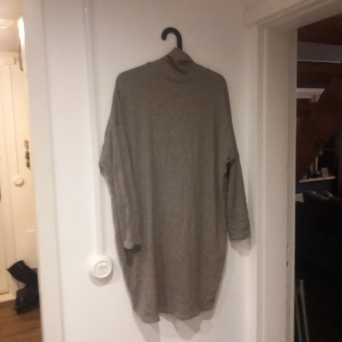 Grå lång kofta med draperad front - 1