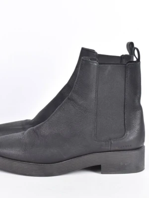 Svarta Chelsea boots från Copenhagen Studio stl 41 - Stilrena svarta Chelsea boots från Copenhagen Studio stl 41 i slätt läder med klassiska elastiska paneler på sidorna och dragflik bak. Skorna har en låg klack och rundad tå, perfekt för en clean och modern look. Passar till både jeans och kostymbyxor.