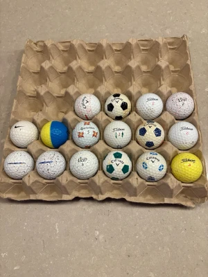 Sällsynta limiterade  golfbollar taylormade Titleist Callaway srixon devide  - Säljer ett blandat paket med 18 golfbollar från Taylor made , Titleist och Callaway. Flera bollar har unika färger och mönster, bland annat gula, blå och bollar med fotbollsmönster. Materialet är klassisk slitstark plast och gummi. Perfekt för dig som vill spela med callaways bästa bollar (chromesoft) men även sticka ut med sällsynta tp5 etc pris går att diskutera(kan även välja ut särskilda bollar 