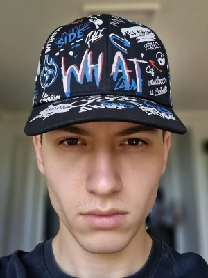Baseball keps unisex - Baseball keps unisex. Graffiti-tryck Hip-Hop. Blå/svart. Höjd 11 cm. Omfång 56- 60 cm. Fram 7 cm. 100% polyester. Handtvättbar. Perfekt som present.